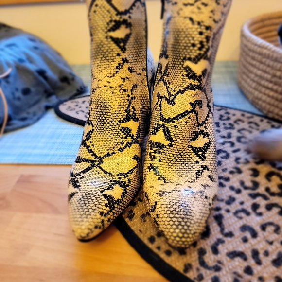 Faux snake skin BOOTS, SIZE 8.5, Color grey/black/creme. - Picture 4 of 5